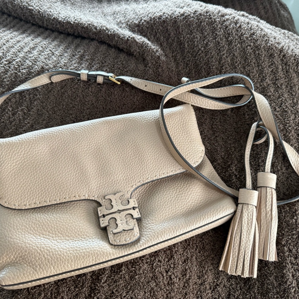 Tory Burch Elegant Cream Leather Shoulder Bag